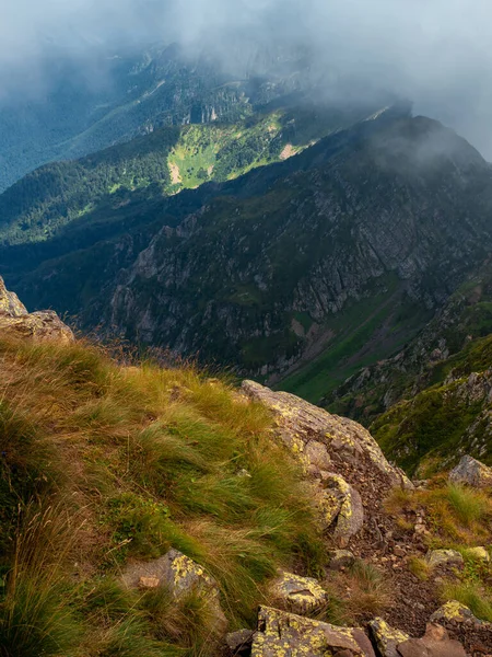 Bellissimo paesaggio montano. Massiccio di alta montagna, — Foto Stock