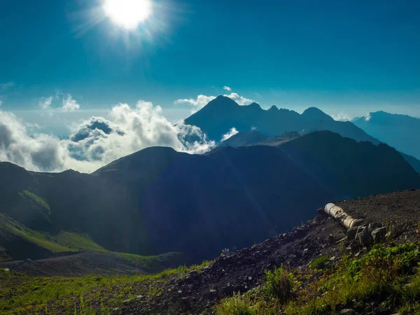 Hermoso paisaje de montaña. Macizo de alta montaña, — Foto de Stock