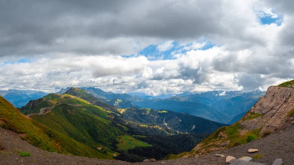 Blick von oben auf das Bergtal, Blumen und Gras im Vordergrund — Stockfoto