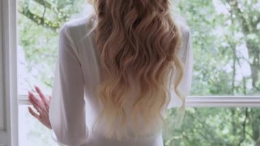 Beyaz gelinlik içinde zarif bir gelin.