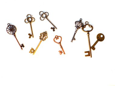 Değişik kilitlerden çok farklı eski anahtarlar, kaotik bir şekilde dağılmış.,