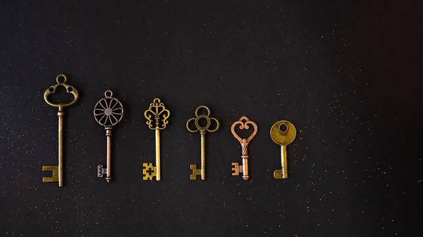 Veel verschillende oude sleutels van verschillende sloten, in volgorde in een lijn, plat lay. — Stockfoto