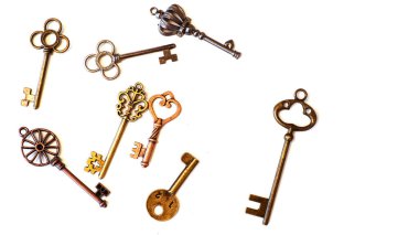Değişik kilitlerden çok farklı eski anahtarlar, kaotik bir şekilde dağılmış.,