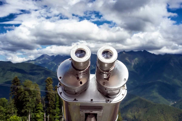 Prismáticos en el mirador en las montañas. Mira a la distancia, más allá del horizonte. — Foto de Stock