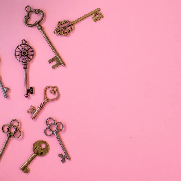 Veel verschillende oude sleutels van verschillende sloten, chaotisch verspreid, plat gelegd. — Stockfoto