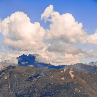 Güzel dağ manzarası. Yüksek dağ kitlesi,