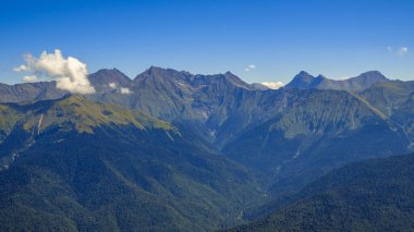 Güzel dağ manzarası. Yüksek dağ kitlesi,
