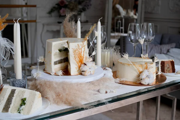 Πανέμορφη γαμήλια τούρτα με κρέμα και ακτινίδιο, ρύθμιση τραπεζιού και ένα κομμάτι κέικ σε πιάτο. — Φωτογραφία Αρχείου
