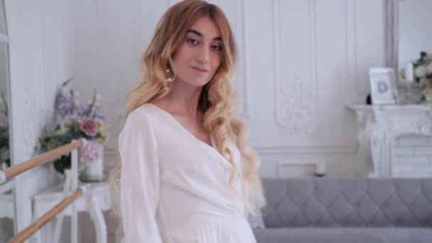 수수 한 흰색 웨딩 드레스를 입은 아름다운 신부 — 비디오