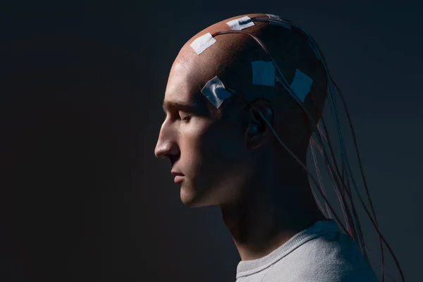 Neurointerfaz, cerebro - comunicación por ordenador. Concepto cyberpunk —  Fotos de Stock