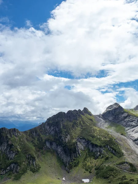 Epische Berglandschaft. Schöne Naturlandschaft in den Bergen, Gipfeln und Tälern, — Stockfoto