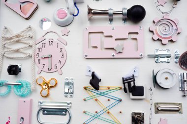 Çocuk Eğitim Kurulu, çeşitli dokunsal unsurlar