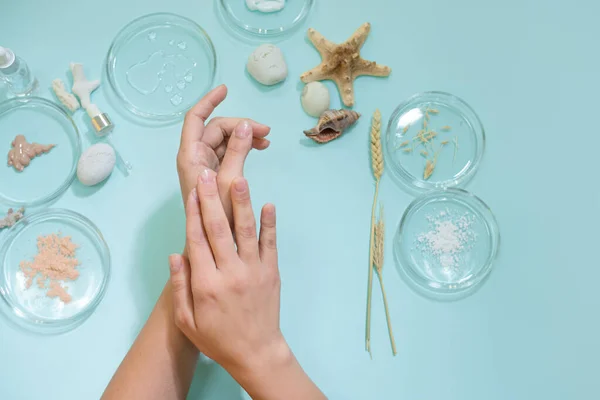 Cremes e óleos para a pele das mãos, das mãos das mulheres e um conjunto de ingredientes diferentes. — Fotografia de Stock