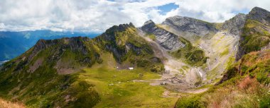 Destansı dağ manzarası. Dağlardaki, tepelerdeki ve vadilerdeki güzel doğal arazi,