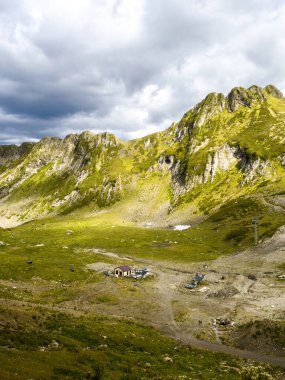 Destansı dağ manzarası. Dağlardaki, tepelerdeki ve vadilerdeki güzel doğal arazi,