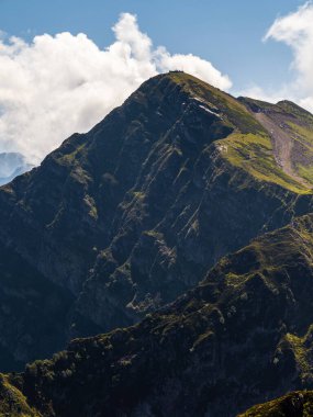 Güzel dağ manzarası. Yüksek dağ kitlesi,
