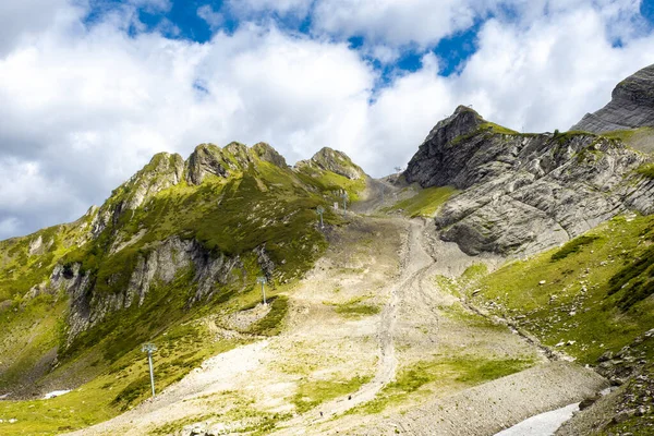 Paisagem de montanha épica. Lindo terreno natural nas montanhas, picos e vales, — Fotografia de Stock