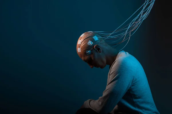 Neurointerfaz, cerebro - comunicación por ordenador. Concepto cyberpunk —  Fotos de Stock