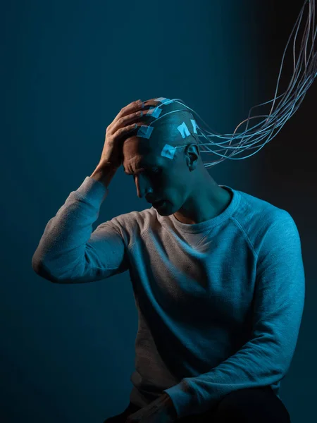 Plešatý muž s elektrodami v mozku, futuristický koncept, — Stock fotografie