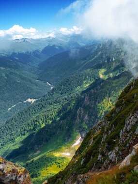 Güzel dağ manzarası. Yüksek dağ kitlesi,