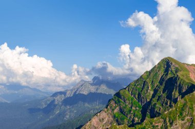 Güzel dağ manzarası. Yüksek dağ kitlesi,