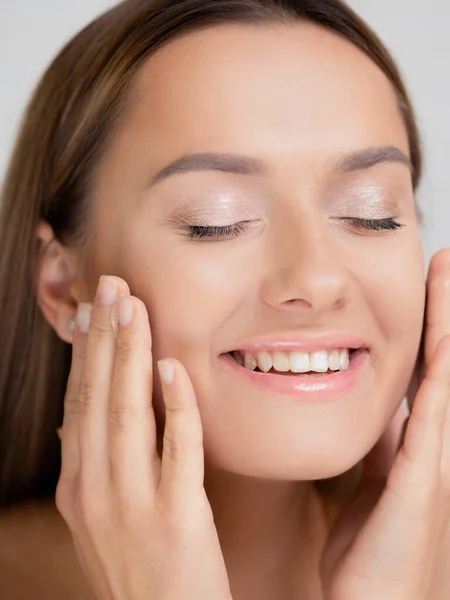 Una piel hermosa y saludable. Una mujer joven es feliz y utiliza cosméticos naturales —  Fotos de Stock