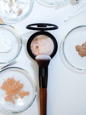 Çevre dostu ve kullanışlı dekoratif kozmetik, konsept. Toz ve şişelerdeki çeşitli malzemeler.