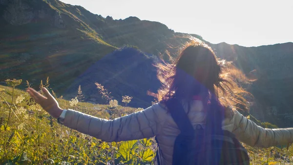 Unidad con la naturaleza, una joven turista en las montañas. Brazos para abrazar el horizonte. — Foto de Stock