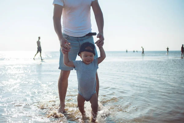 Mama Y Papa Ensenan A Caminar Al Bebe Verano Aprender Stock Photo
