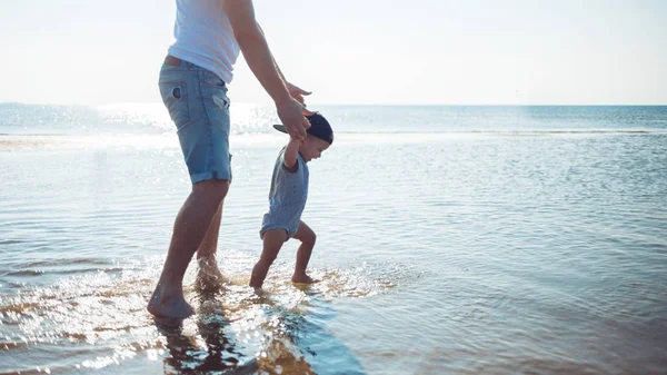 Mama Y Papa Ensenan A Caminar Al Bebe Verano Aprender Stock Photo