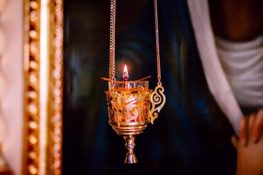 Kilise kutsal kişilerin resmi içinde yanan lamba