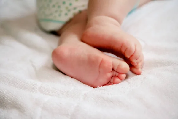 Evde Yatakta Yatarken Bebek Bezi Giyen Bir Altı Aylık Bebeğin — Stok fotoğraf