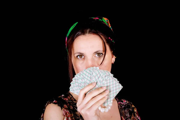 カードと神秘的な外観のファンを持つジプシーの女 — ストック写真