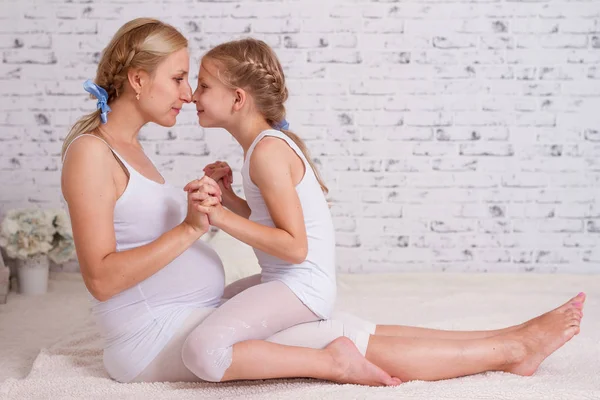 Glückliche Schwangere Mutter Spielt Mit Ihrer Tochter — Stockfoto