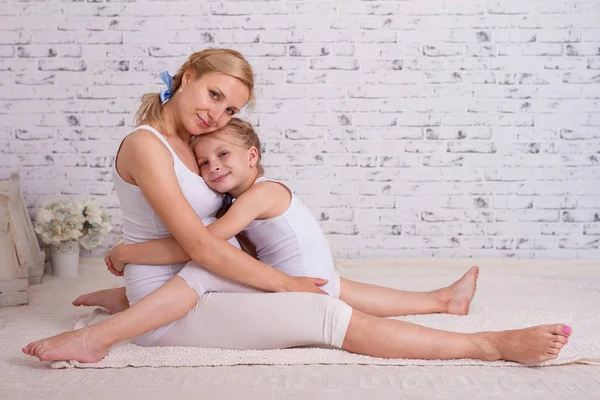 Happy Daughter Snuggle Her Pregnant Mother — Stock Photo, Image