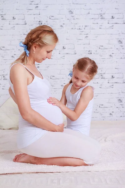 Mädchen streichelt Mutter den Bauch, schwangere Mutter — Stockfoto