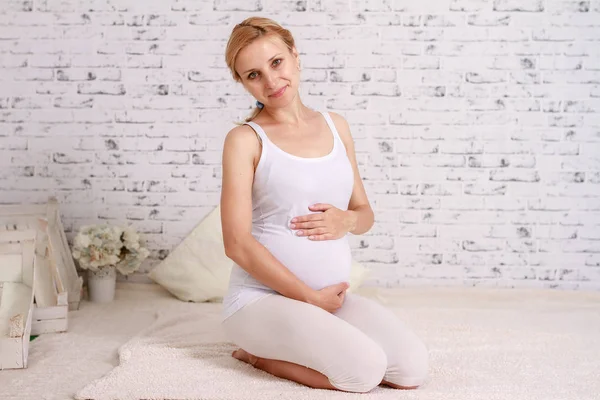 Schöne Schwangere Frau Erwartet Baby Mutterschaftskonzept — Stockfoto