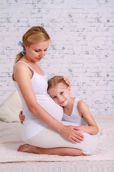 Küçük Sevimli Kız Hamile Annesi Kucaklayan — Stok fotoğraf