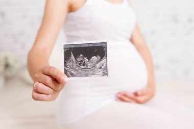 Ultrason taraması, closeup tutan hamile kadın