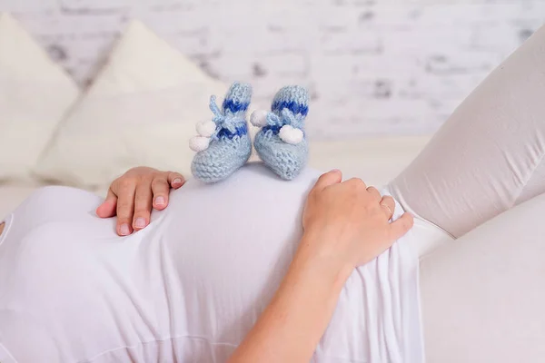 Embarazada Mujer Celebración Azul Bebé Botines Esperando Chico —  Fotos de Stock