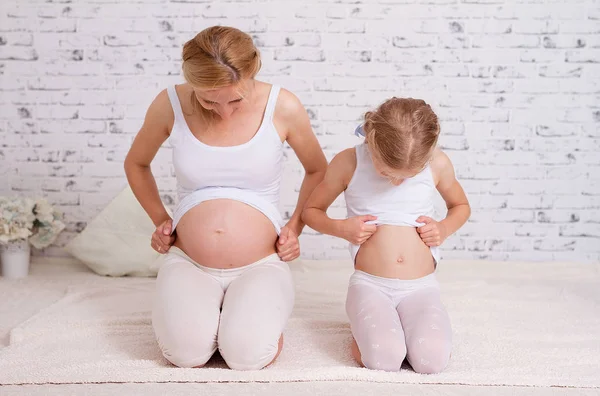 Portrait Maternité Une Mère Enceinte Fille Regardant Tous Leurs Ventres — Photo