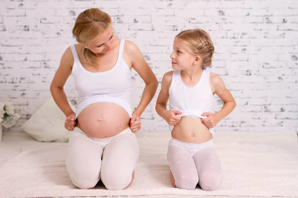 Retrato Maternidade Uma Mãe Grávida Sua Filha Todos Olhando Para — Fotografia de Stock