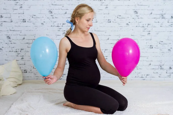 Zwangere Vrouw Met Een Rode Blauwe Bal — Stockfoto