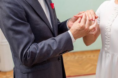 Adam bir kadının parmağında bir yüzük koyar