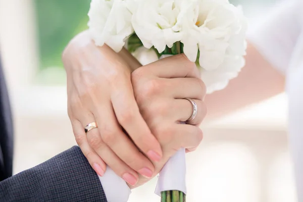 Manos con anillos de boda —  Fotos de Stock