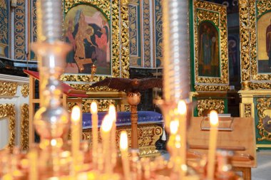 Hıristiyan Kilisesi, karanlık sunak üzerinde kaç yanan mumlar