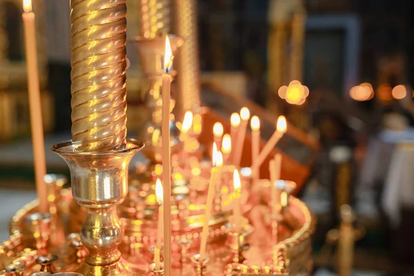 Kaars Brandt Christelijke Tempel Die Achtergrond Wazig — Stockfoto