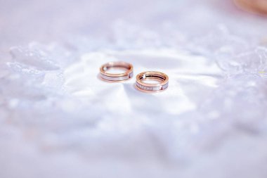 Alyans parlak arka plan üzerinde Kapat