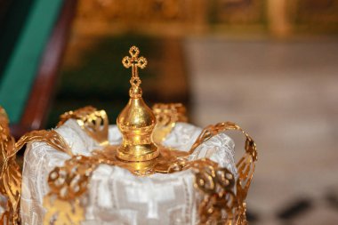 Geleneksel dini nikah töreni için kilisede altın taç..