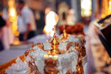 lüks altın kron eski kilise altın düğün töreni için taşlarla